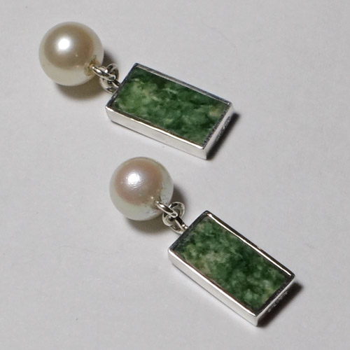 真珠と緑の石のピアス